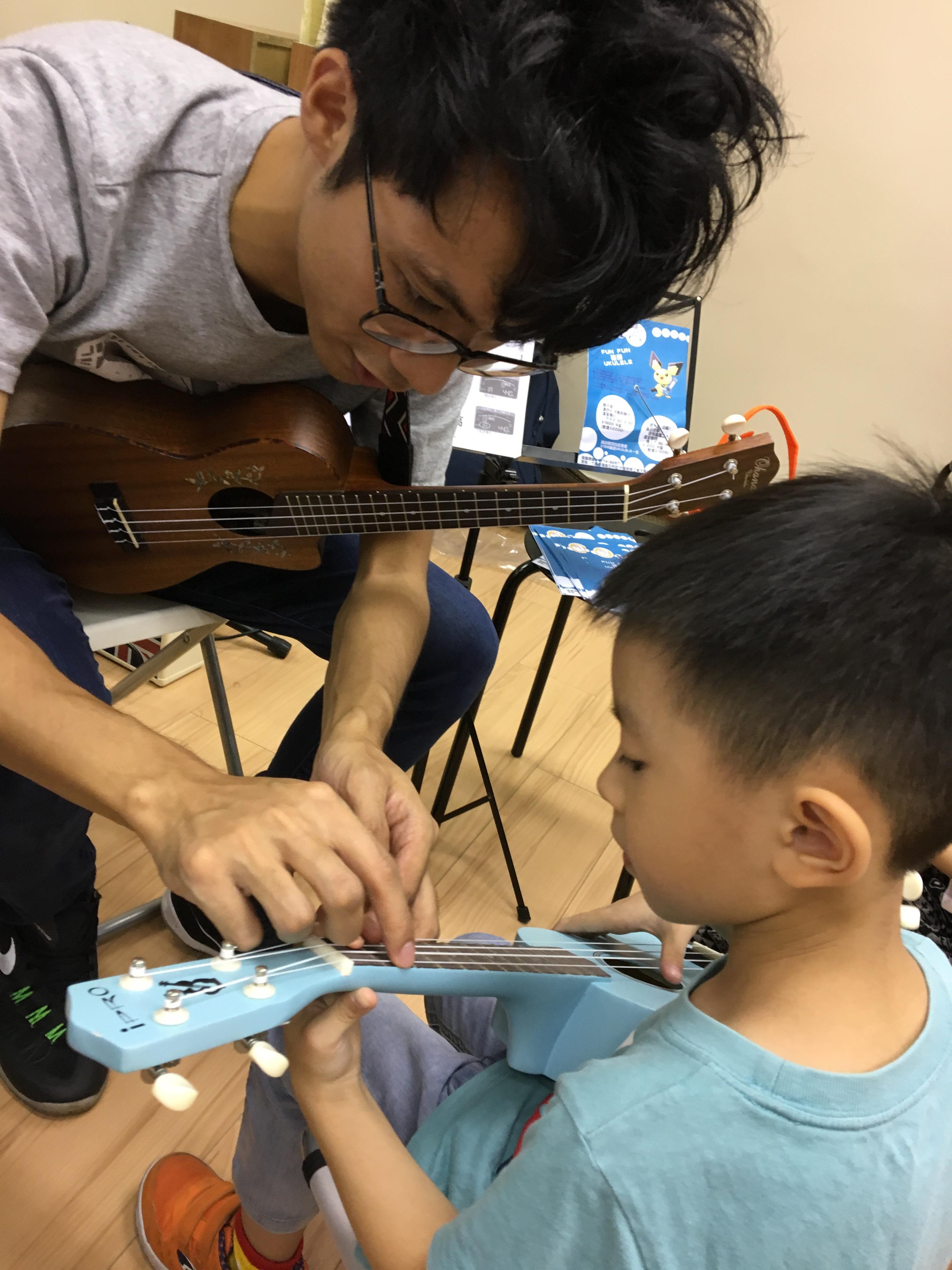 Ukulele Class For 4 years old or above
4歲以上的烏克麗麗班