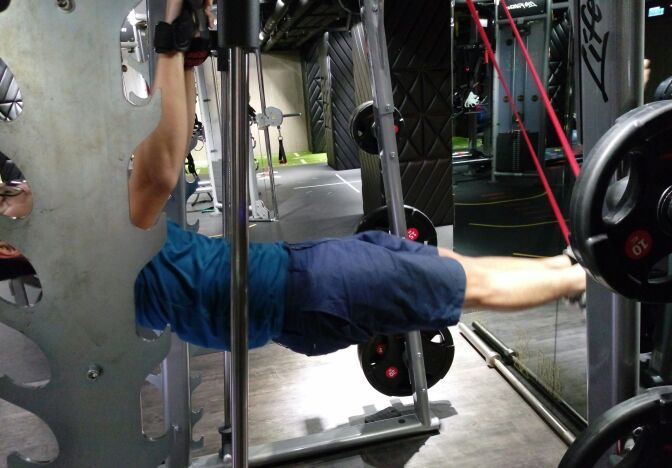 學生上堂，做front lever
