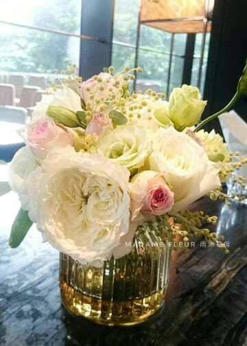 Centrepiece at wedding cocktail party.
婚宴酒會桌上裝飾