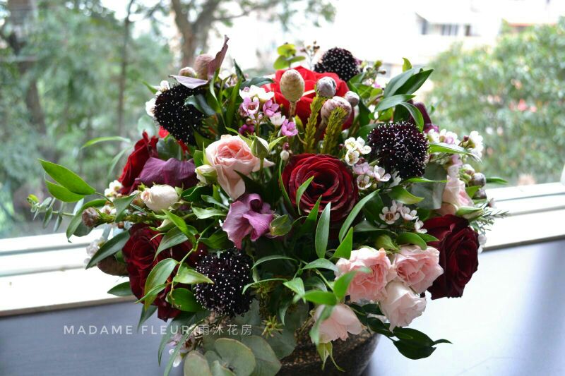 Red roses wedding centrepiece.
紅玫瑰婚宴檯花