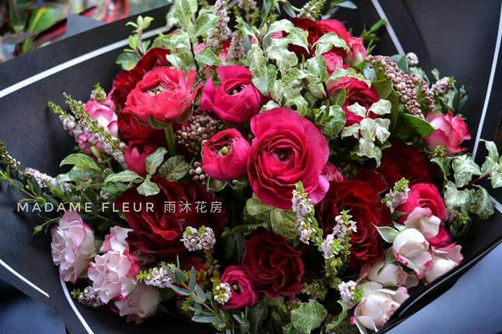 Bouquet with red roses and ranunculus.
玫瑰及小牡丹花束